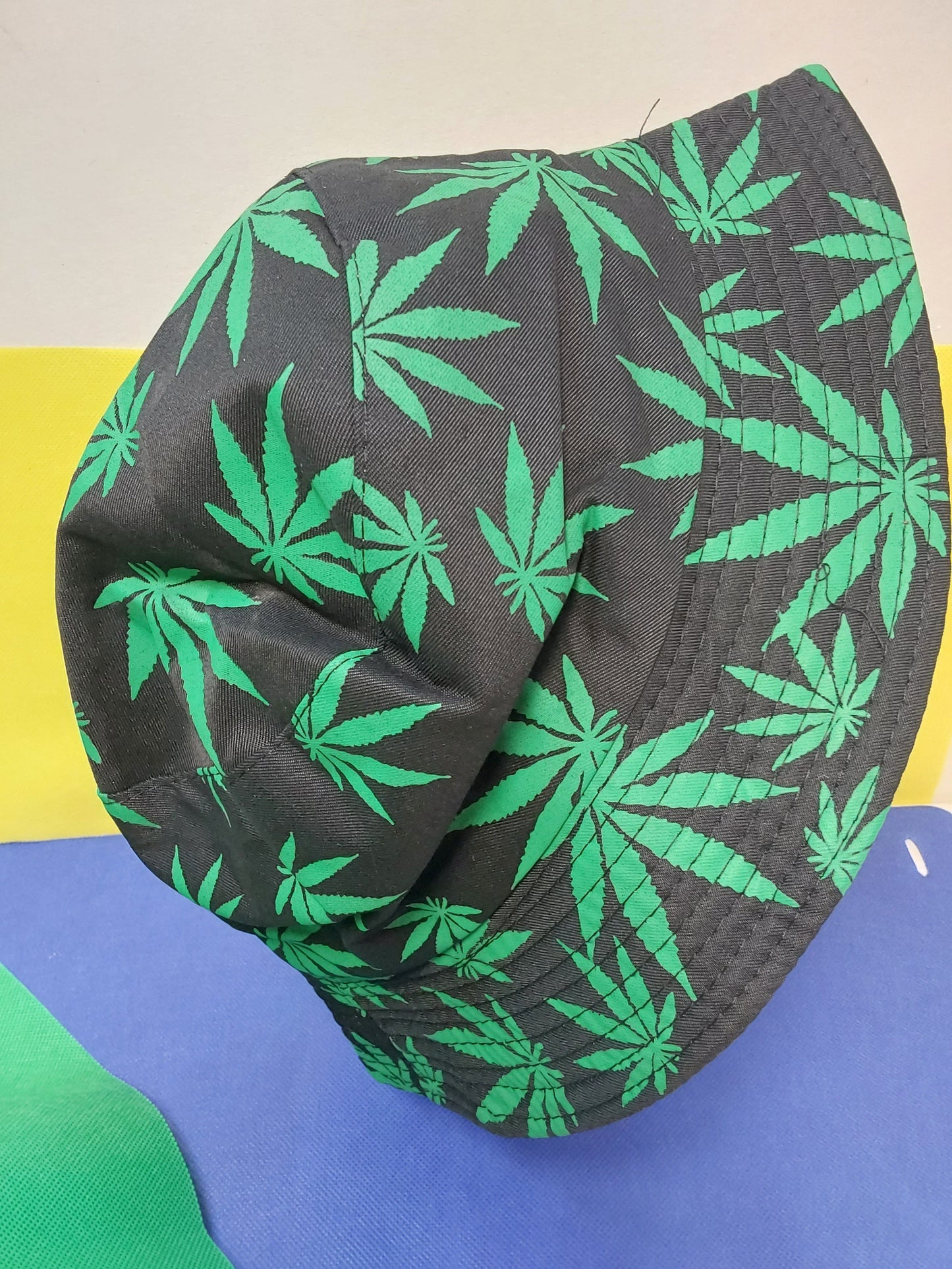 Black reversible marijuana leaf bucket hat